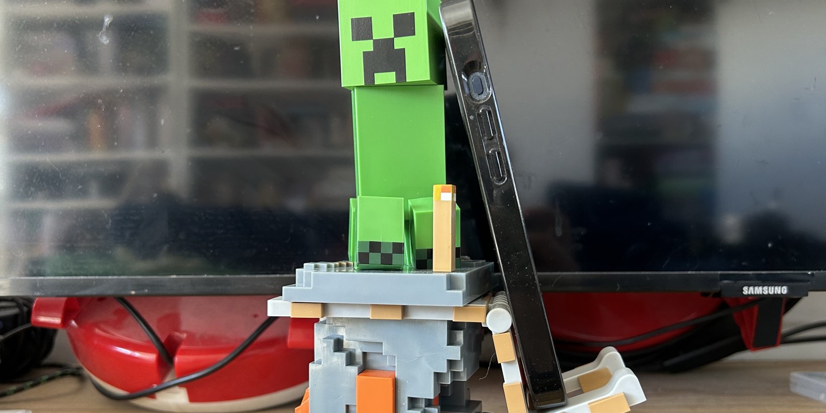 Minecraft: Creeper Cable Guy Holder holding a phone to the side